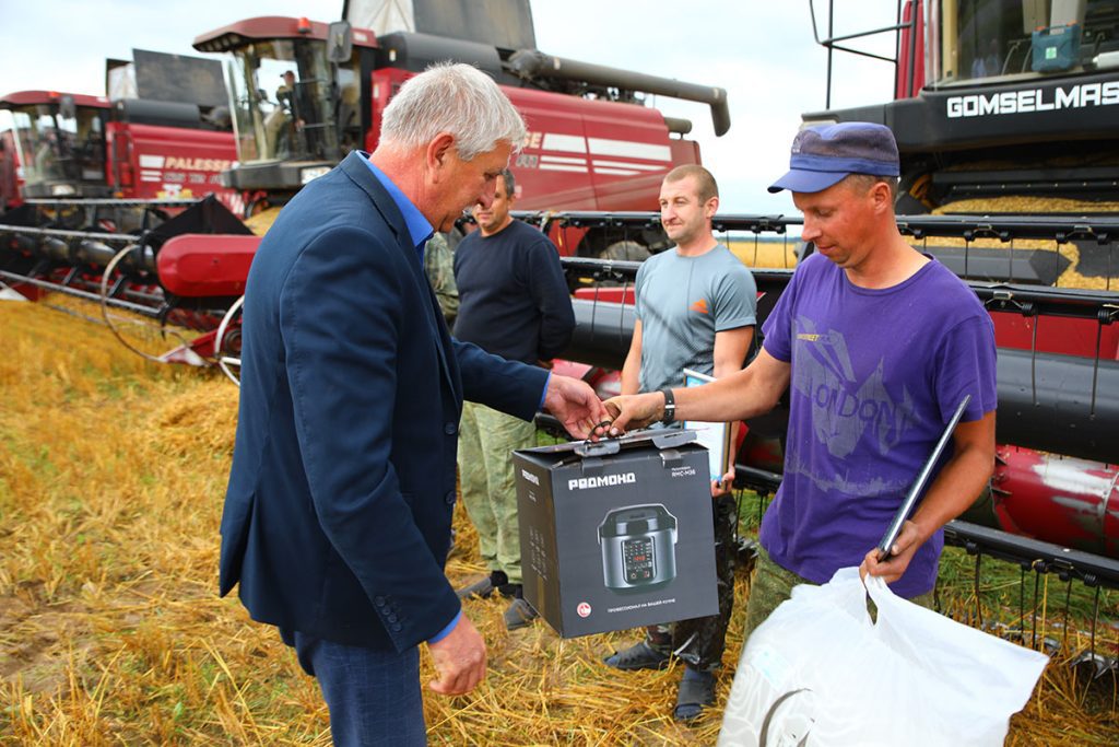 На Климовщине продолжают чествовать комбайнеров-тысячников
