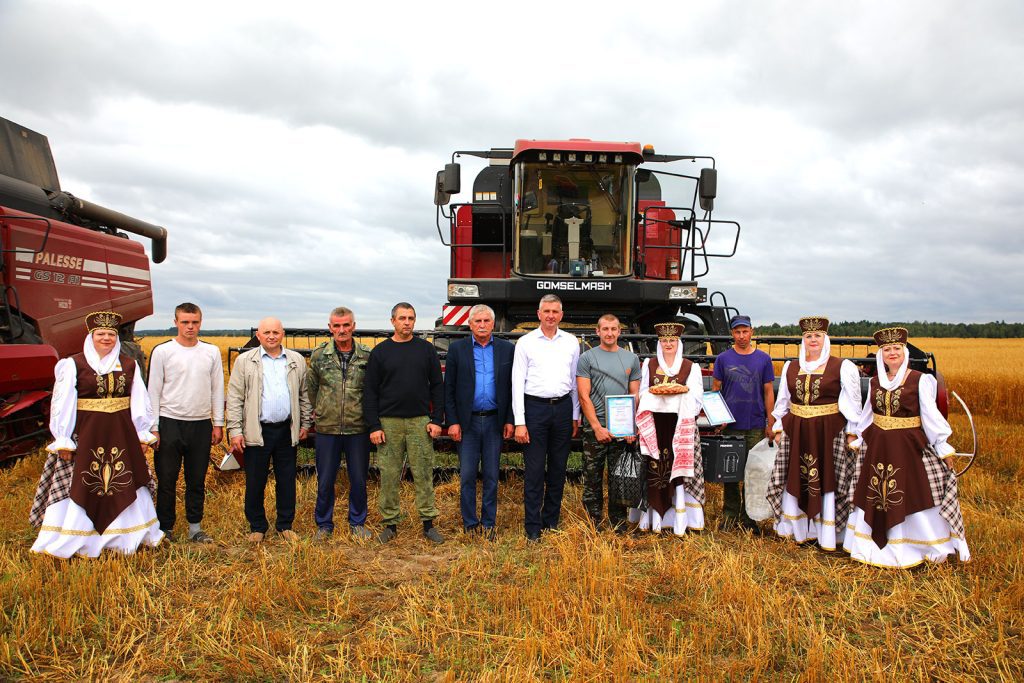 На Климовщине продолжают чествовать комбайнеров-тысячников