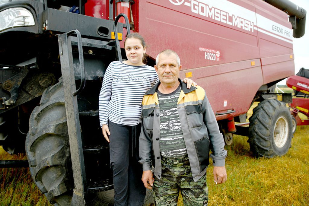 На Климовщине продолжают чествовать комбайнеров-тысячников