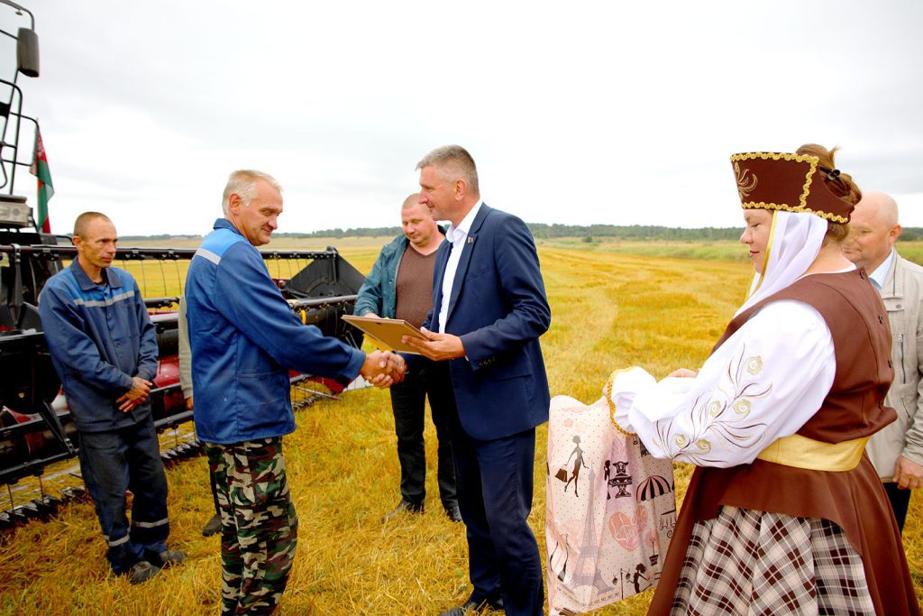 На Климовщине продолжают чествовать комбайнеров-тысячников