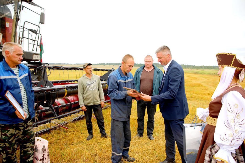 На Климовщине продолжают чествовать комбайнеров-тысячников