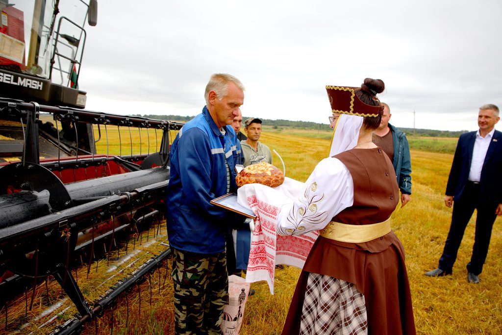 На Климовщине продолжают чествовать комбайнеров-тысячников