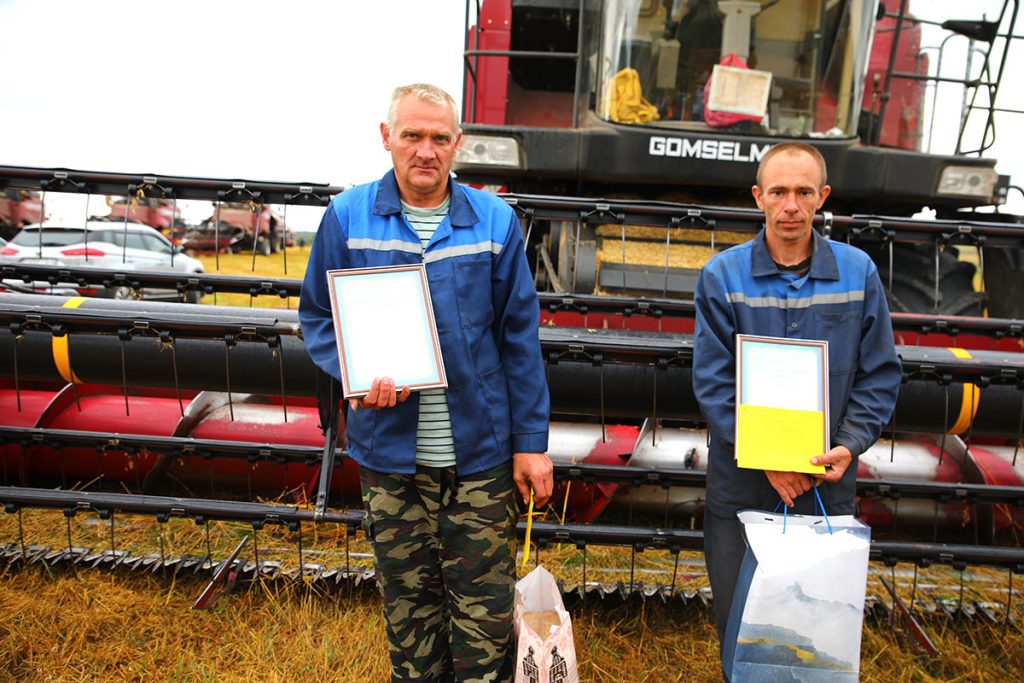 На Климовщине продолжают чествовать комбайнеров-тысячников