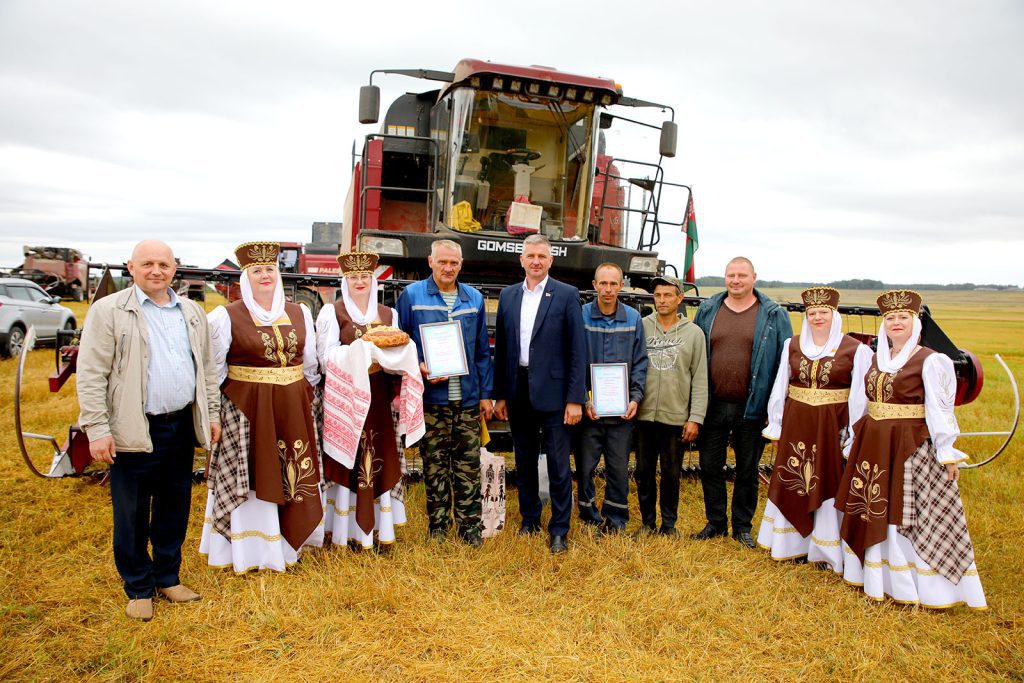 На Климовщине продолжают чествовать комбайнеров-тысячников