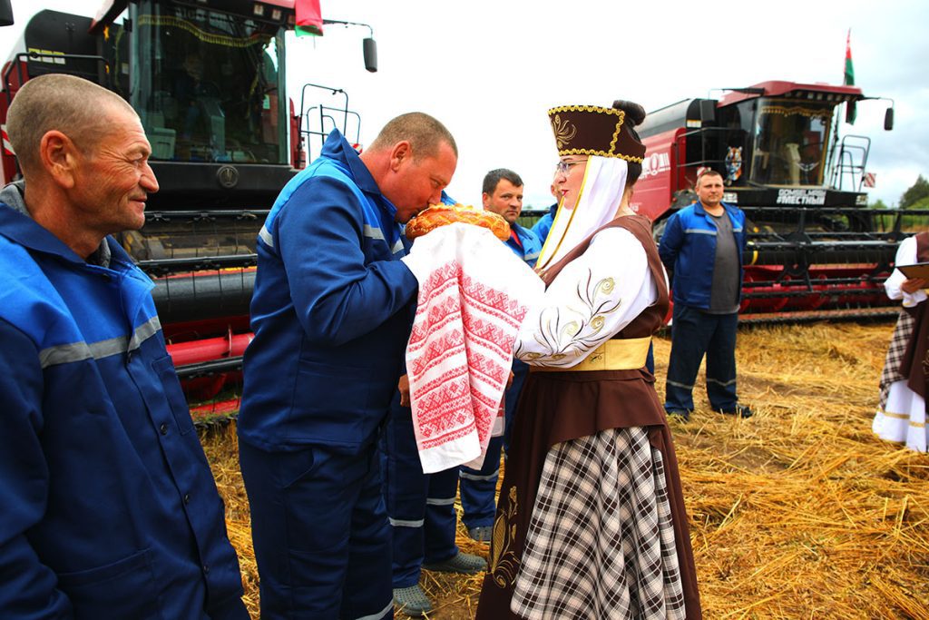 На Климовщине продолжают чествовать комбайнеров-тысячников