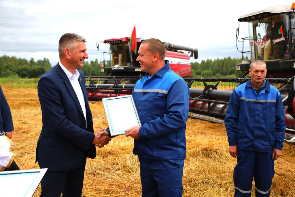 На Климовщине продолжают чествовать комбайнеров-тысячников