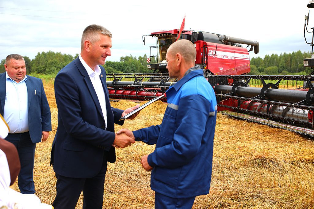 На Климовщине продолжают чествовать комбайнеров-тысячников