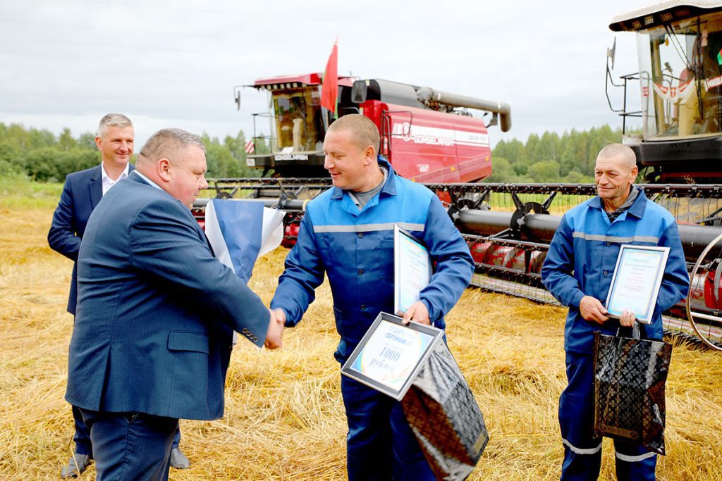 На Климовщине продолжают чествовать комбайнеров-тысячников