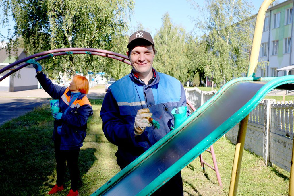 Как молодежный десант преобразил улицу 50 лет СССР в Климовичах