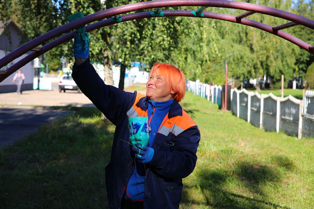 Как молодежный десант преобразил улицу 50 лет СССР в Климовичах