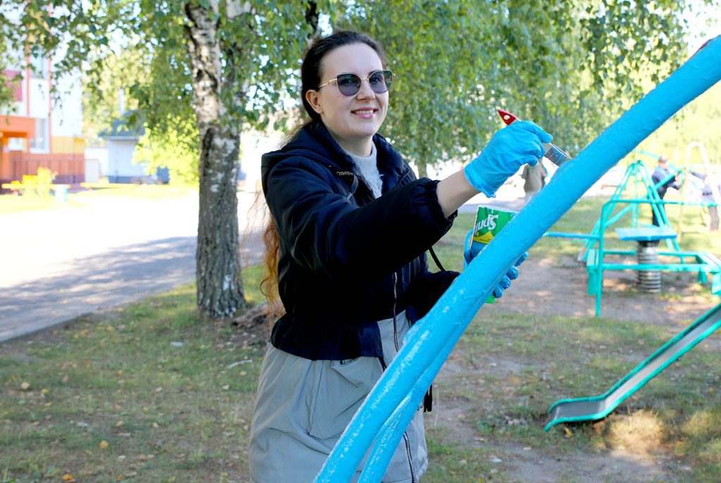 Как молодежный десант преобразил улицу 50 лет СССР в Климовичах