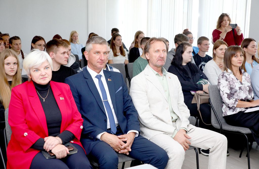 Диалог с будущим: Виктор Пугач встретился с молодыми специалистами Климовщины