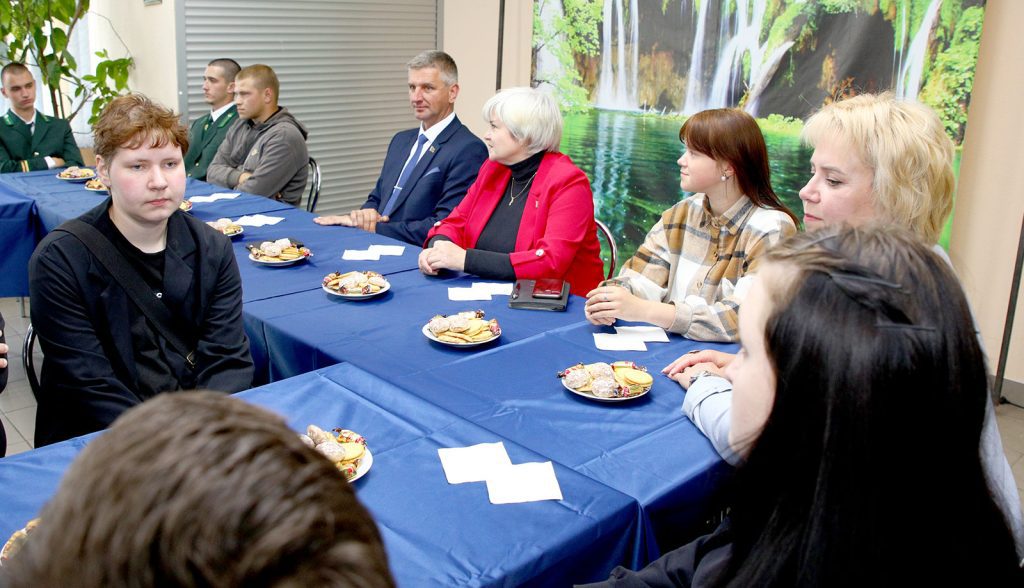 Диалог с будущим: Виктор Пугач встретился с молодыми специалистами Климовщины