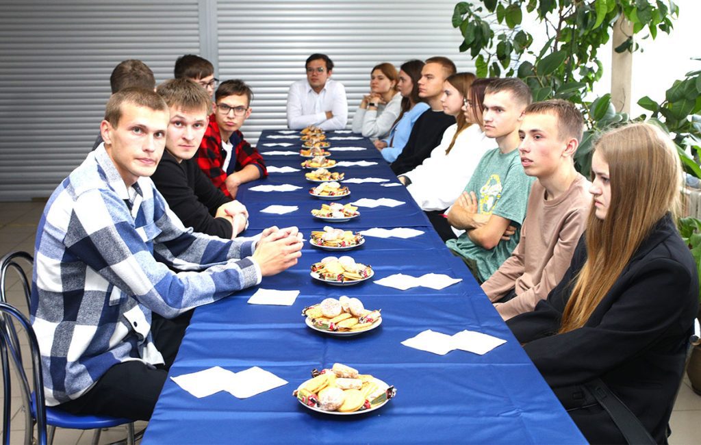 Диалог с будущим: Виктор Пугач встретился с молодыми специалистами Климовщины