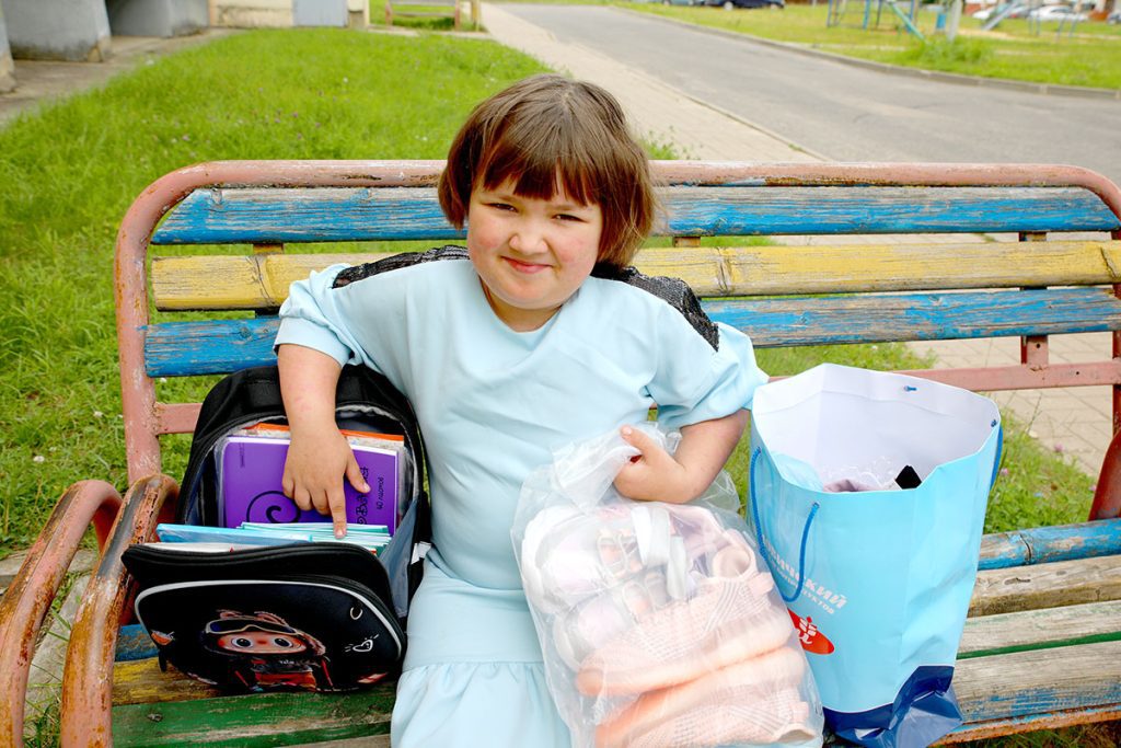 Юная климовчанка Ульяна Салобуто получила подарок к школе