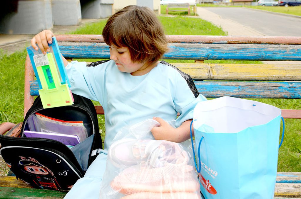 Юная климовчанка Ульяна Салобуто получила подарок к школе