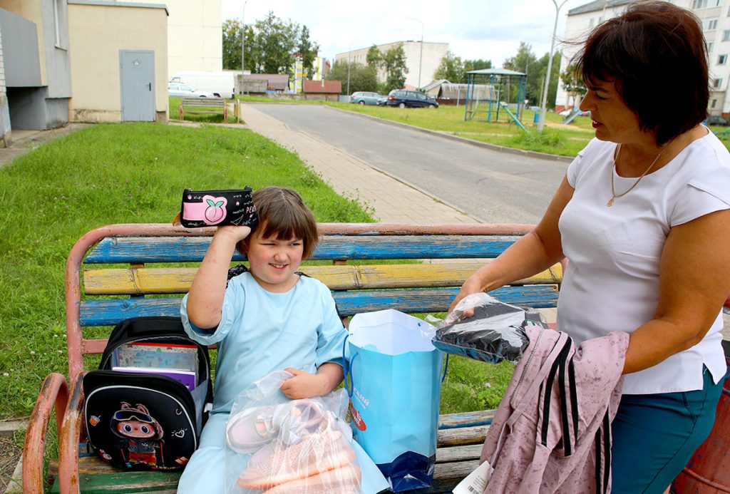 Юная климовчанка Ульяна Салобуто получила подарок к школе