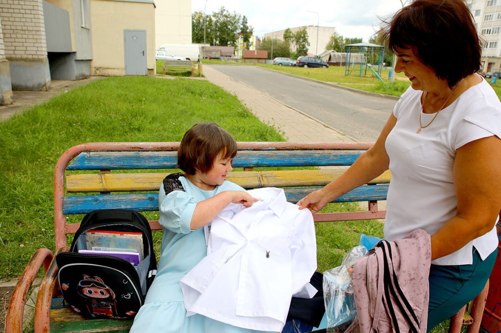 Юная климовчанка Ульяна Салобуто получила подарок к школе