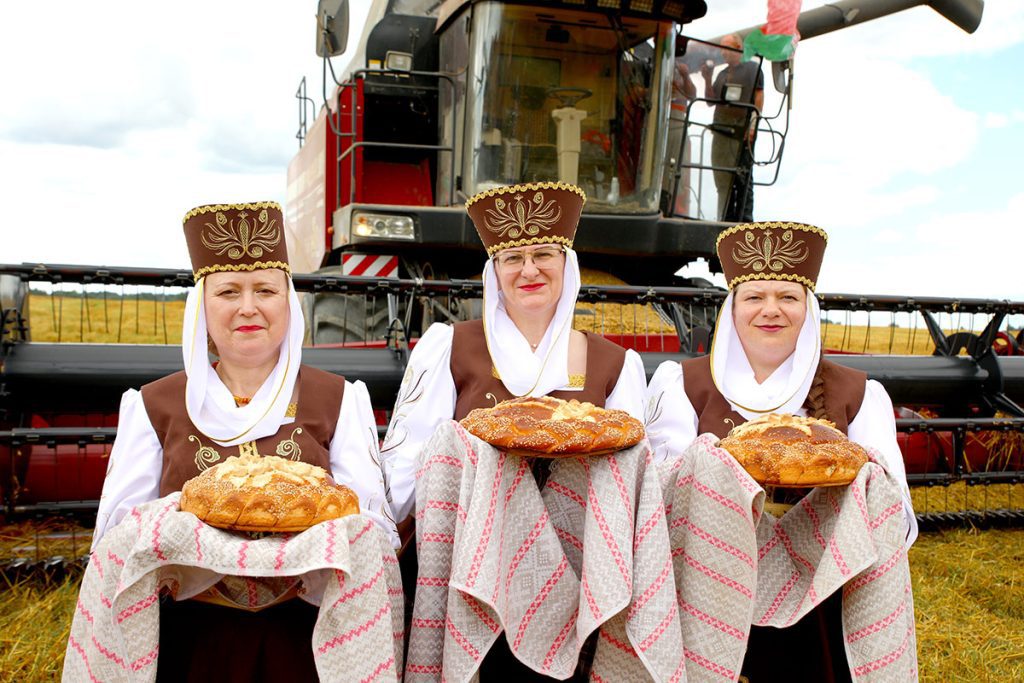 Какие ценные подарки вручили лидерам жатвы: на Климовщине чествовали лучших комбайнеров и водителей