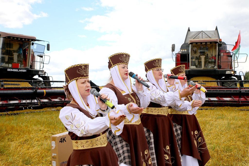 Какие ценные подарки вручили лидерам жатвы: на Климовщине чествовали лучших комбайнеров и водителей