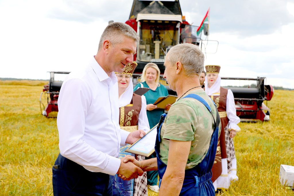 Какие ценные подарки вручили лидерам жатвы: на Климовщине чествовали лучших комбайнеров и водителей
