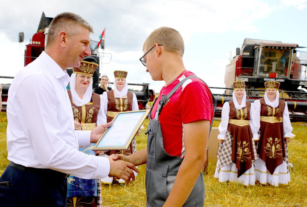 Какие ценные подарки вручили лидерам жатвы: на Климовщине чествовали лучших комбайнеров и водителей