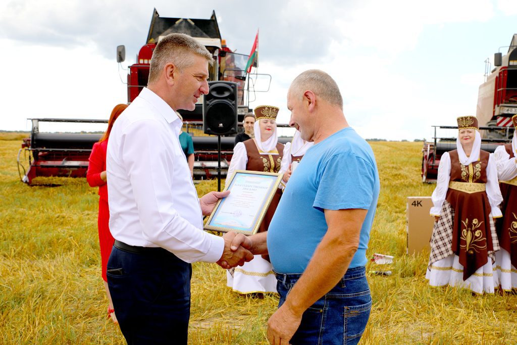 Какие ценные подарки вручили лидерам жатвы: на Климовщине чествовали лучших комбайнеров и водителей