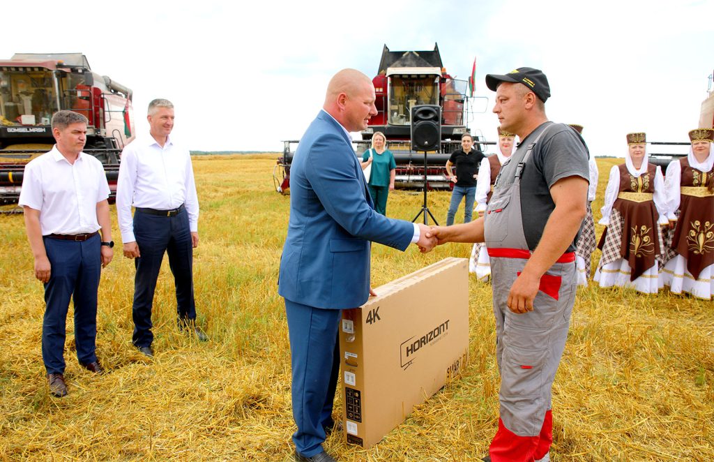 Какие ценные подарки вручили лидерам жатвы: на Климовщине чествовали лучших комбайнеров и водителей