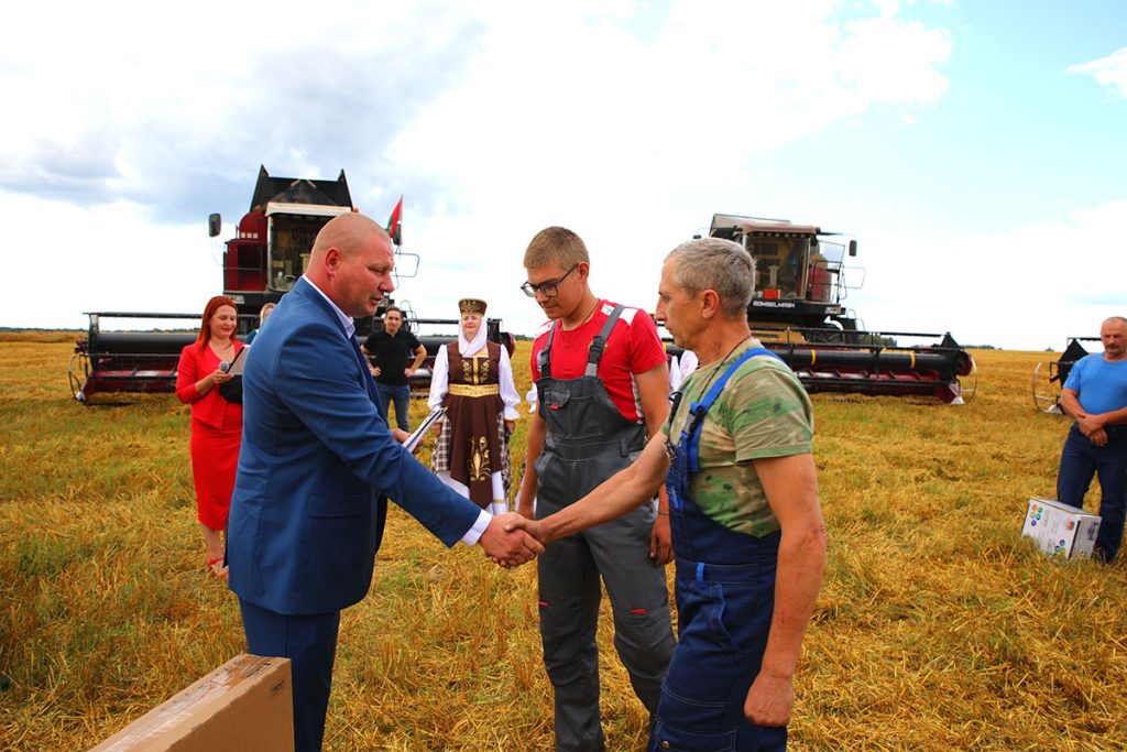 Какие ценные подарки вручили лидерам жатвы: на Климовщине чествовали лучших комбайнеров и водителей