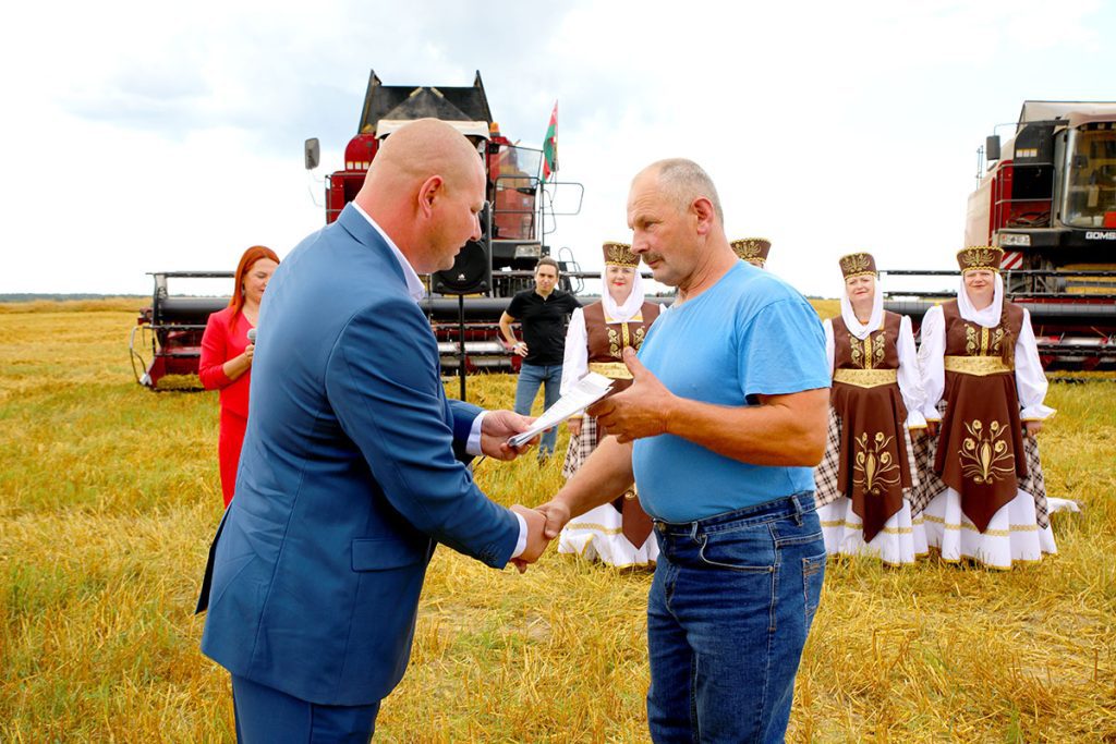 Какие ценные подарки вручили лидерам жатвы: на Климовщине чествовали лучших комбайнеров и водителей