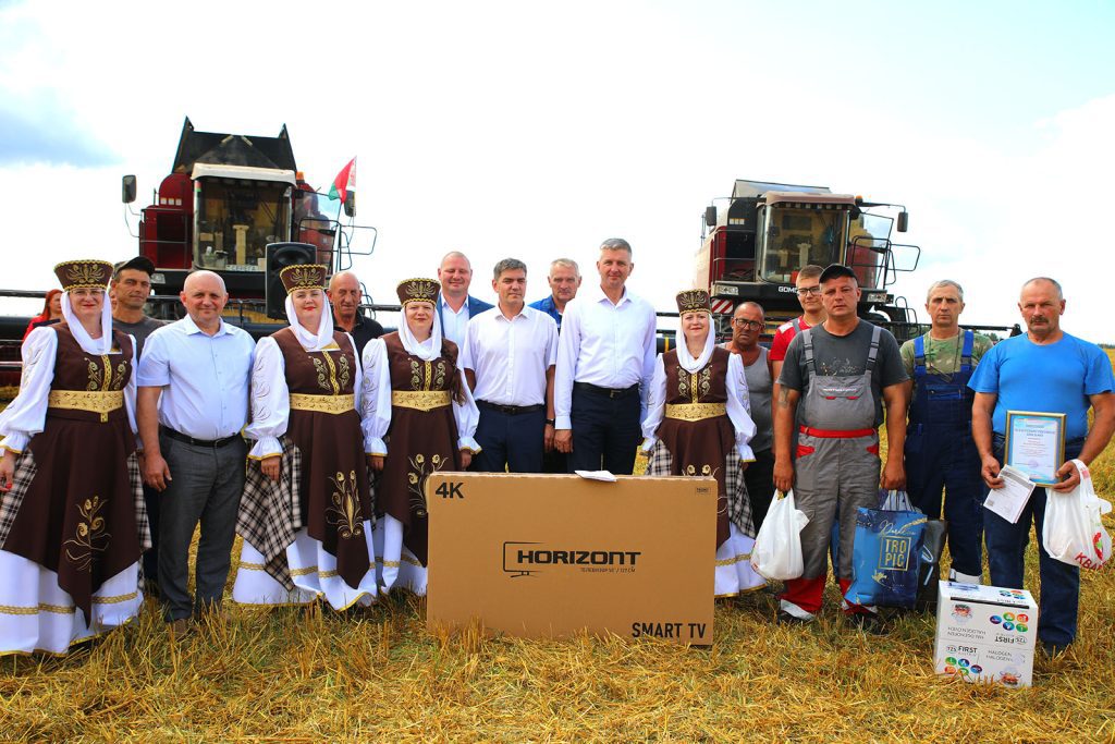 Какие ценные подарки вручили лидерам жатвы: на Климовщине чествовали лучших комбайнеров и водителей