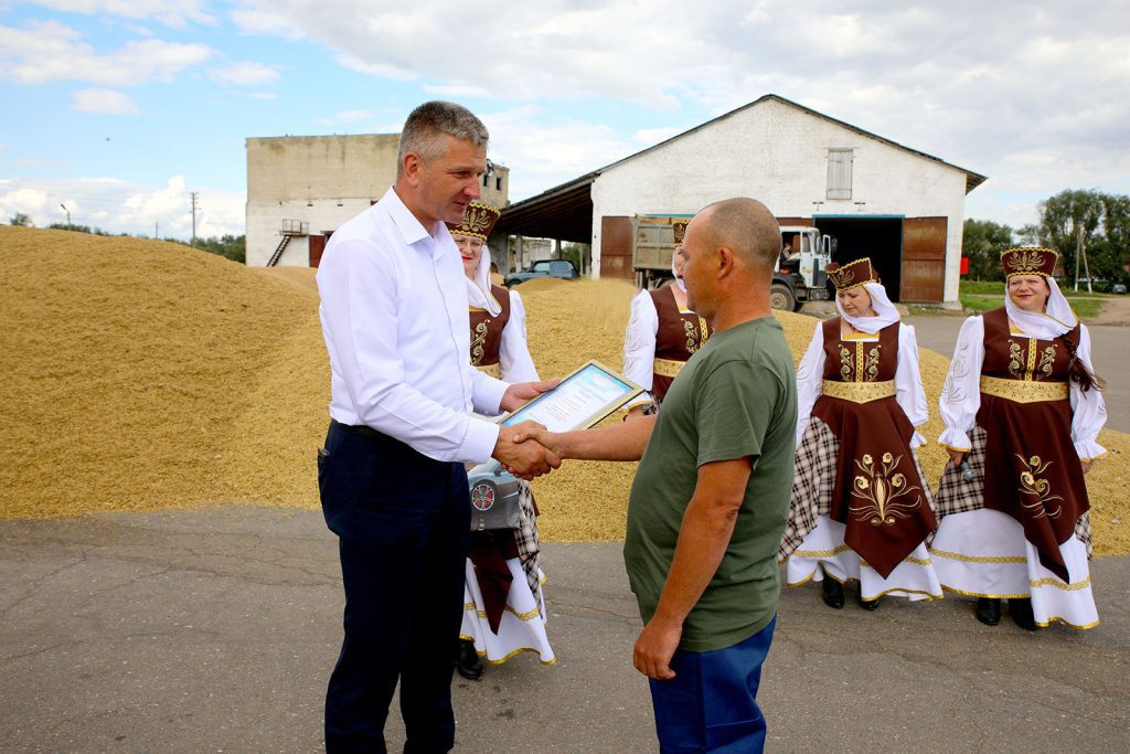 Какие ценные подарки вручили лидерам жатвы: на Климовщине чествовали лучших комбайнеров и водителей