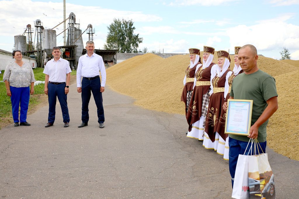 Какие ценные подарки вручили лидерам жатвы: на Климовщине чествовали лучших комбайнеров и водителей