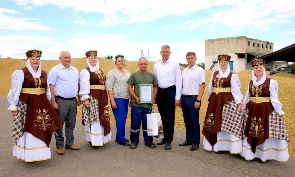 Какие ценные подарки вручили лидерам жатвы: на Климовщине чествовали лучших комбайнеров и водителей