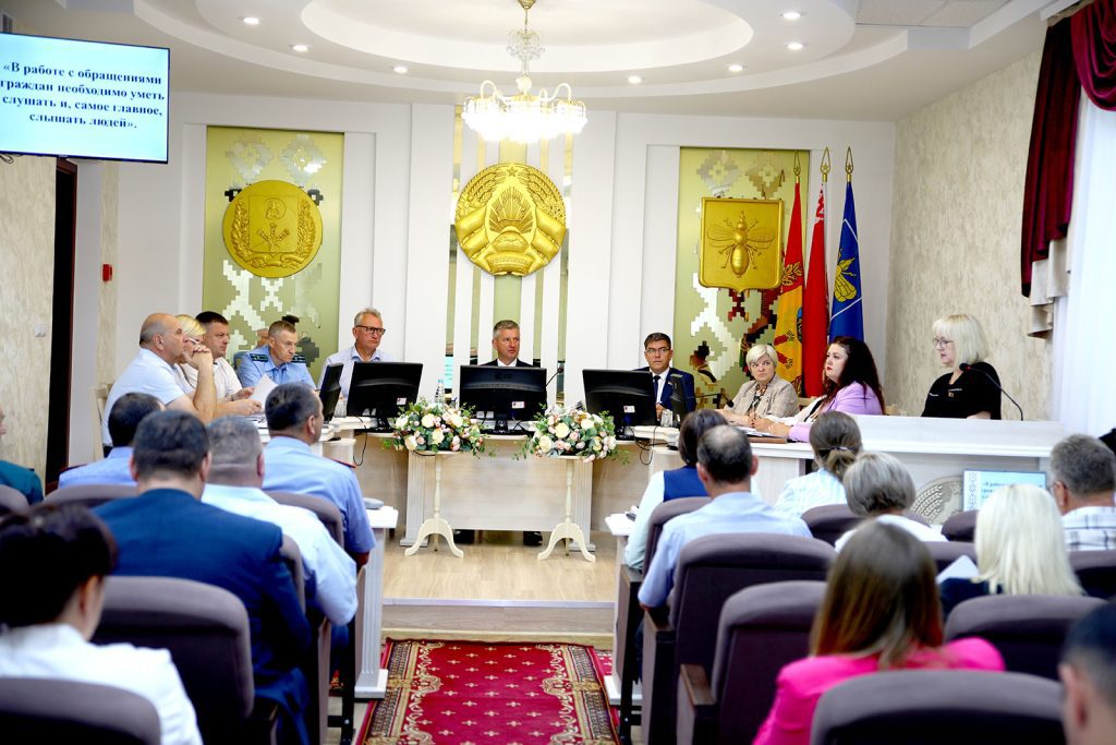 Итоги работы с обращениями граждан и юридических лиц в январе — июне 2025 года рассмотрели на очередном заседании райисполкома