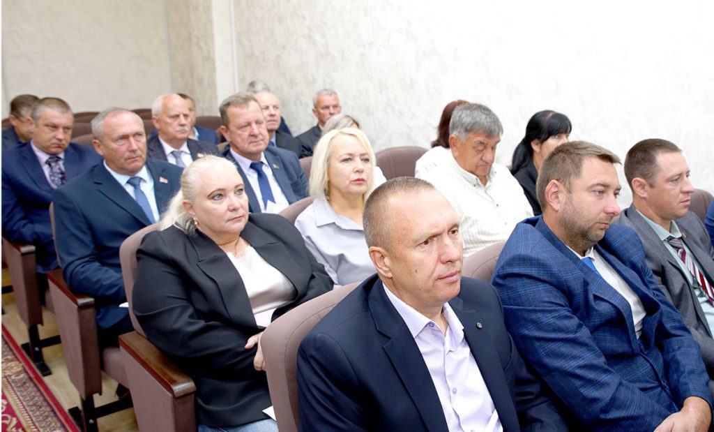 Глава района Виктор Пугач провел аппаратное совещание с активом Климовичского района