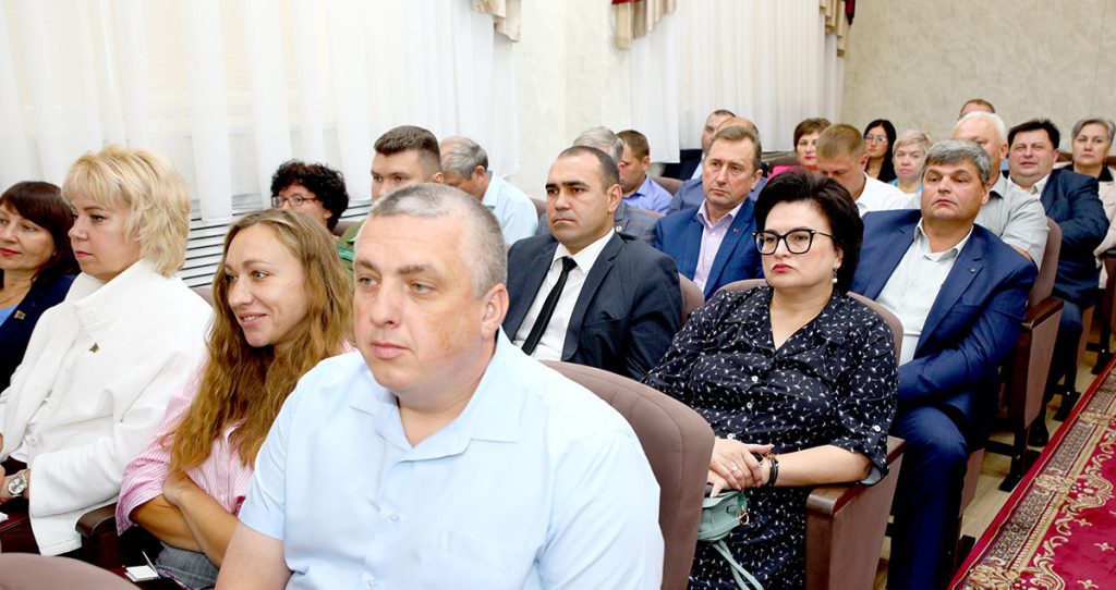 Глава района Виктор Пугач провел аппаратное совещание с активом Климовичского района