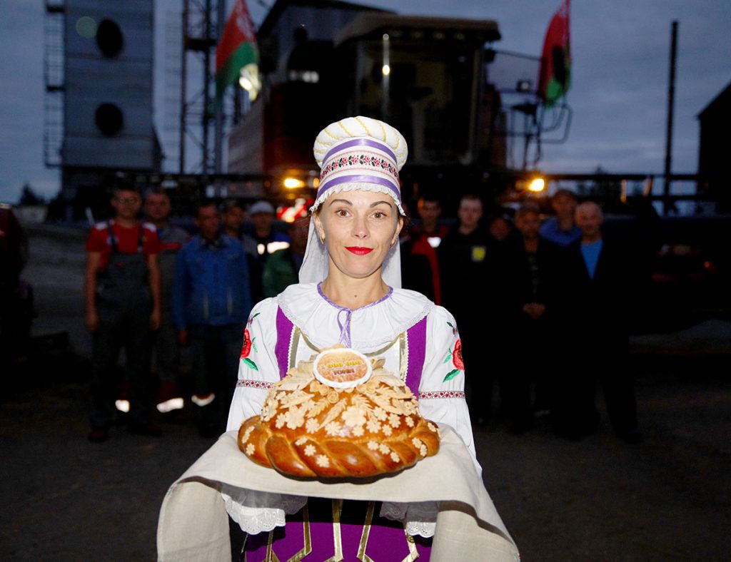 Климовщина приняла каравай из зерна нового урожая