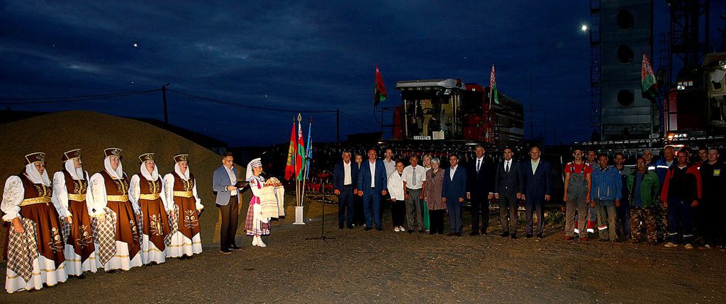 Климовщина приняла каравай из зерна нового урожая