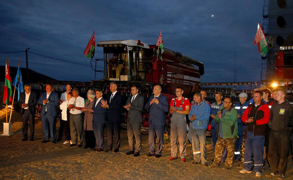 Климовщина приняла каравай из зерна нового урожая