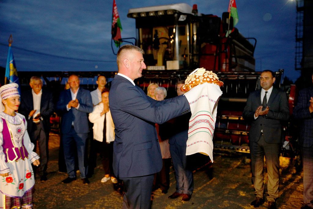 Климовщина приняла каравай из зерна нового урожая