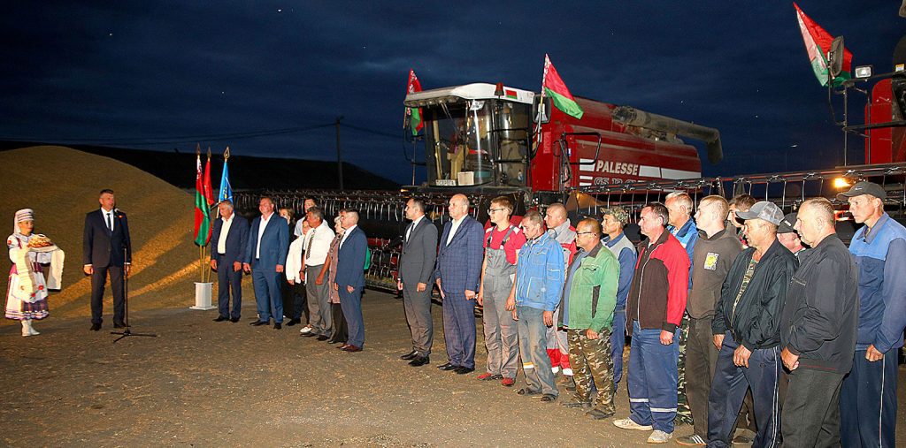 Климовщина приняла каравай из зерна нового урожая