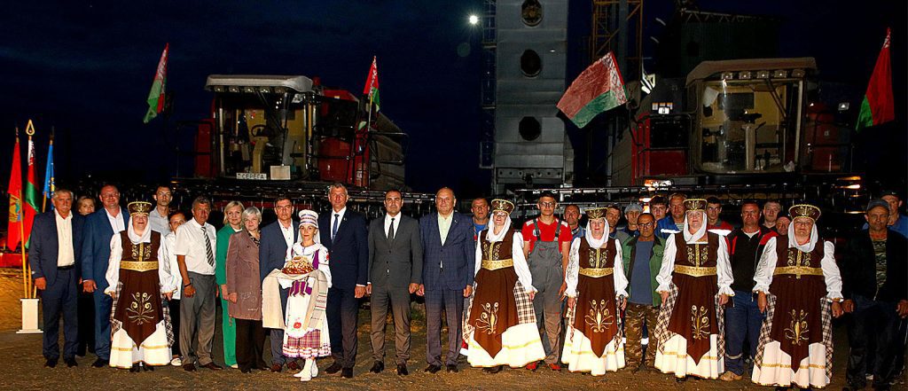 Климовщина приняла каравай из зерна нового урожая