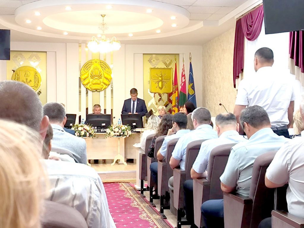 Председатель Климовичского райисполкома Виктор Пугач провел аппаратное совещание с активом района