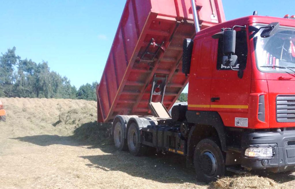 Механизированный отряд № 2 помогает климовчанам заготавливать корма