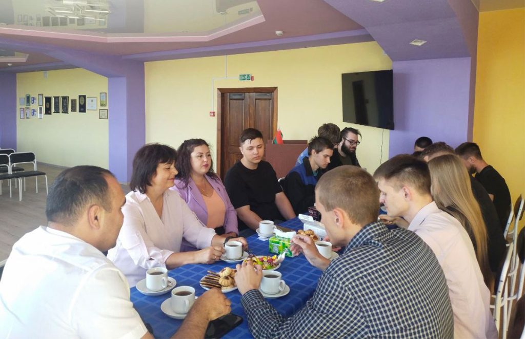 Директор ОАО «Климовичский КХП» Александр Руденя встретился с молодыми специалистами