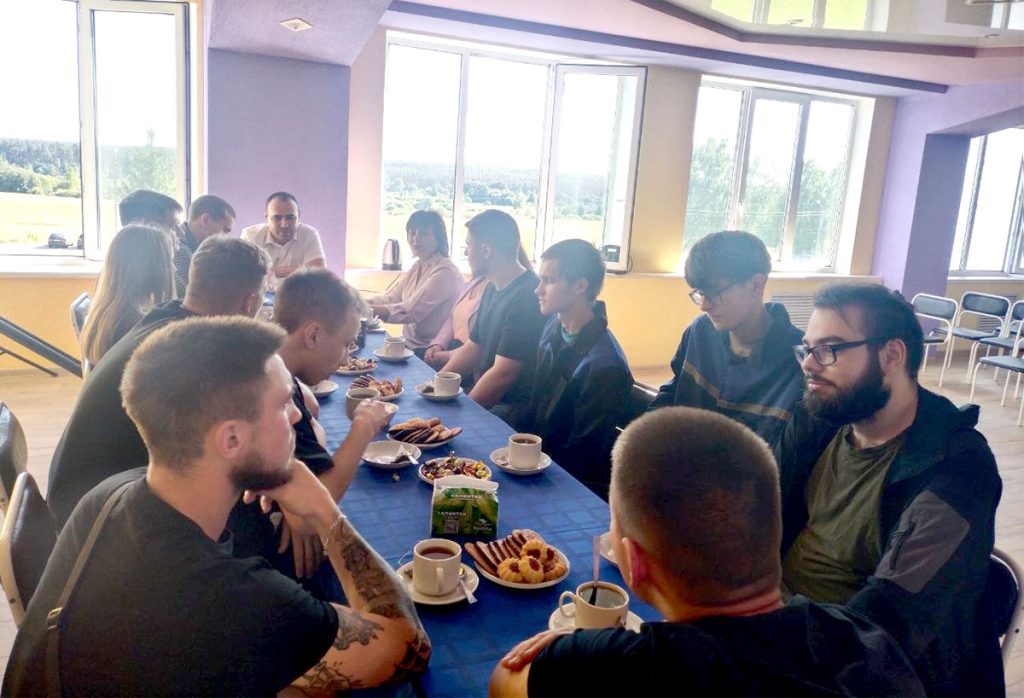 Директор ОАО «Климовичский КХП» Александр Руденя встретился с молодыми специалистами