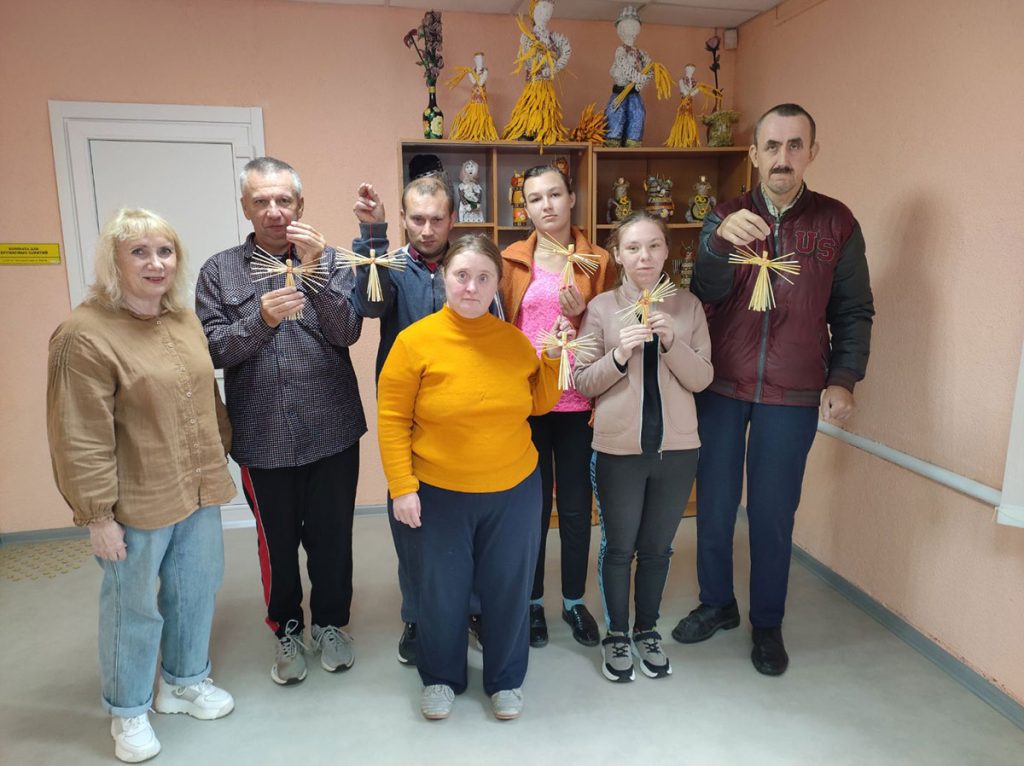 Народное ремесло объединяет: мастер-класс по соломоплетению провели в Климовичах