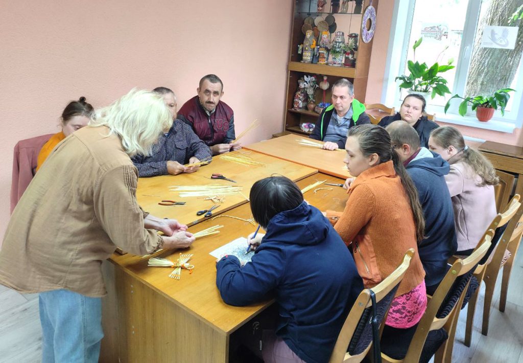 Народное ремесло объединяет: мастер-класс по соломоплетению провели в Климовичах