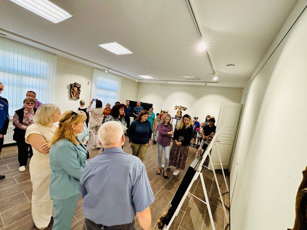 В Климовичском  районном краеведческом музее проходит выставка работ резчика по  дереву из Мстиславля